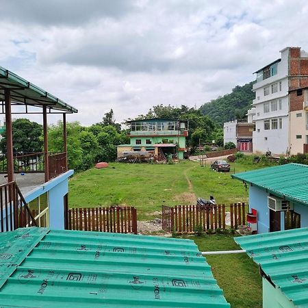Landlopers Hostel Rishikesh Bagian luar foto