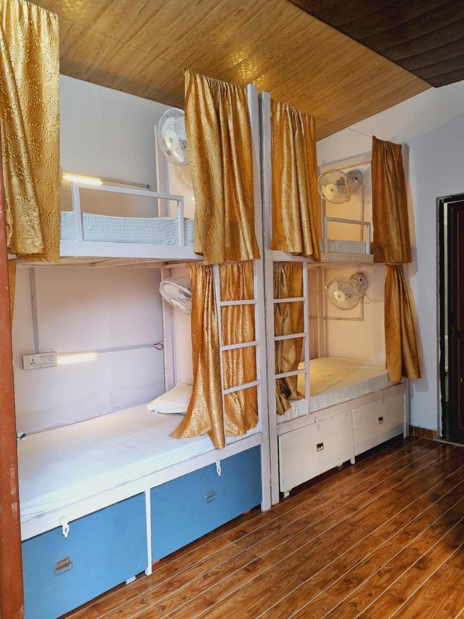Landlopers Hostel Rishikesh Bagian luar foto