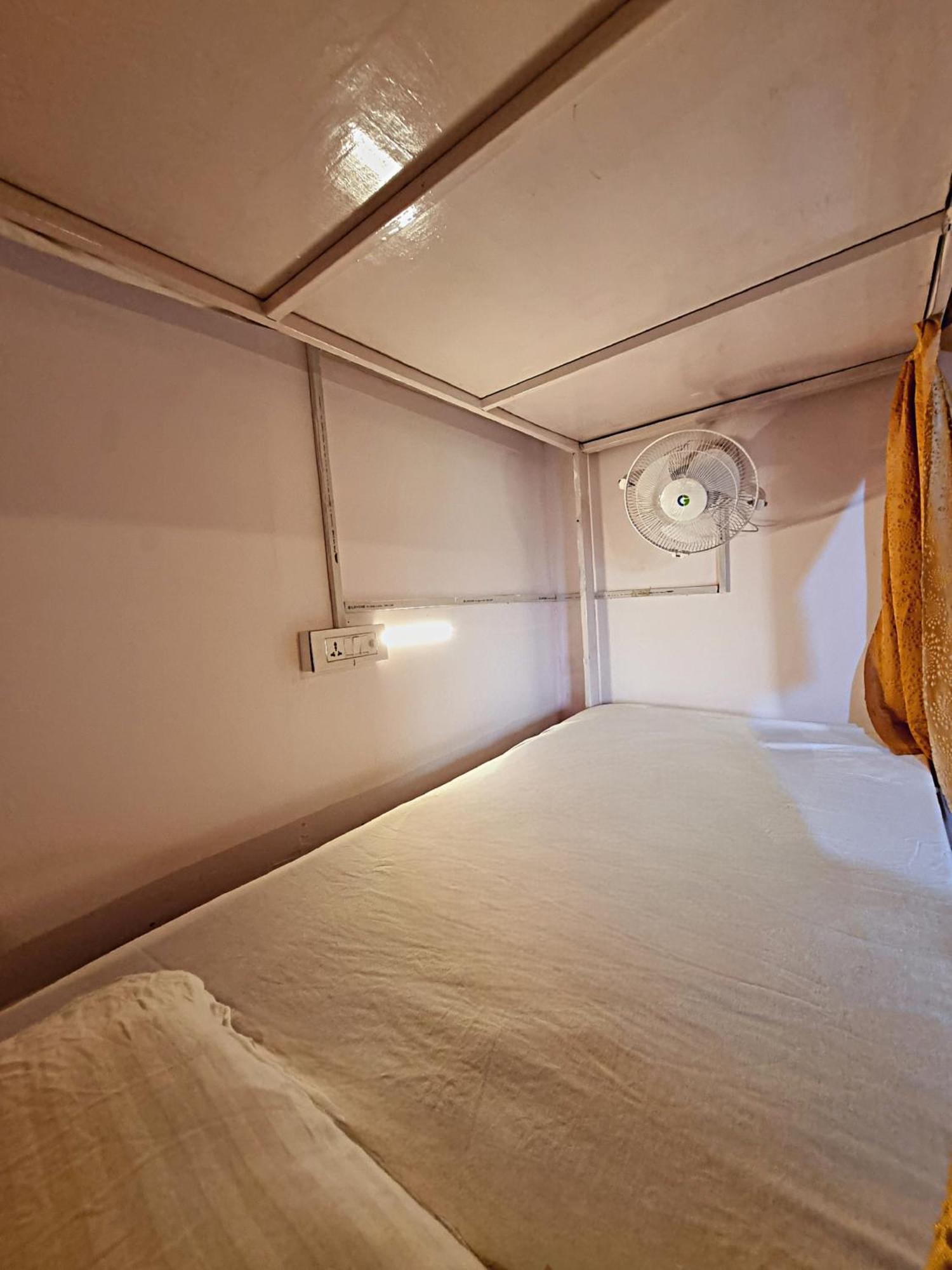 Landlopers Hostel Rishikesh Bagian luar foto