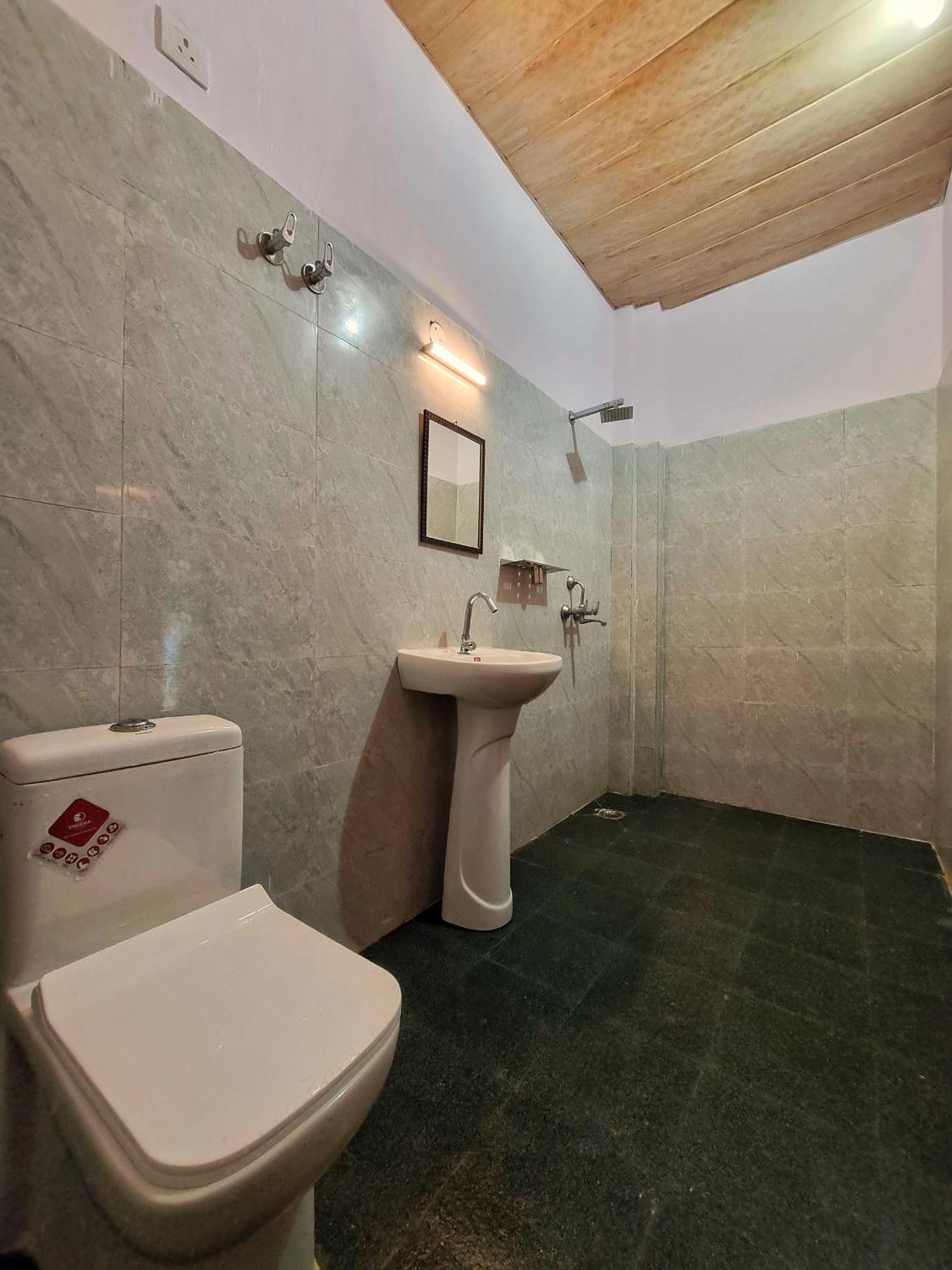 Landlopers Hostel Rishikesh Bagian luar foto