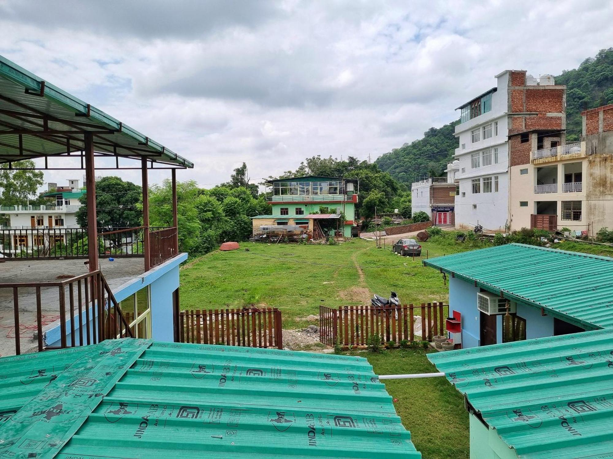 Landlopers Hostel Rishikesh Bagian luar foto