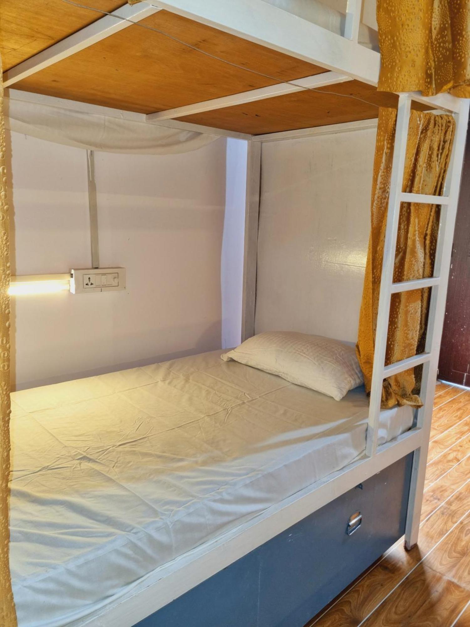 Landlopers Hostel Rishikesh Bagian luar foto