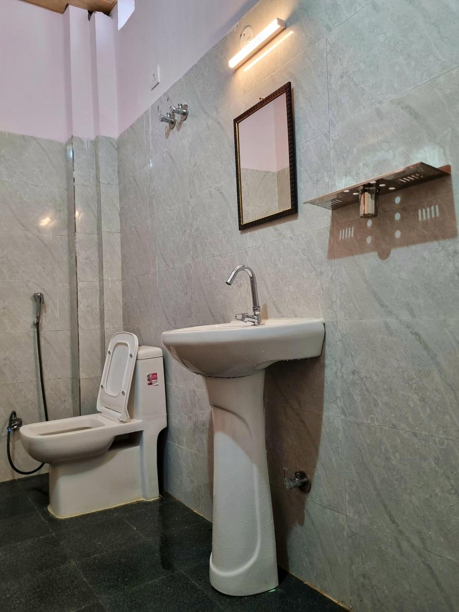 Landlopers Hostel Rishikesh Bagian luar foto