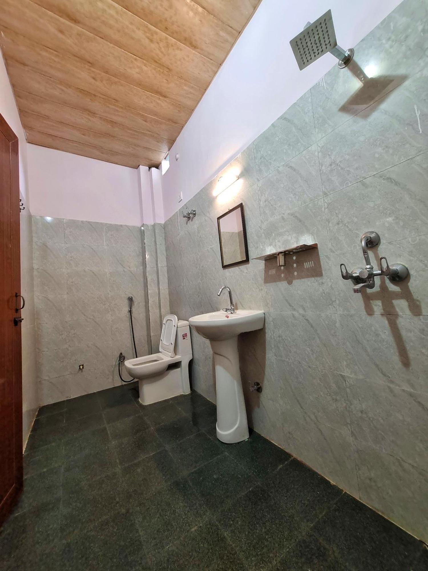 Landlopers Hostel Rishikesh Bagian luar foto
