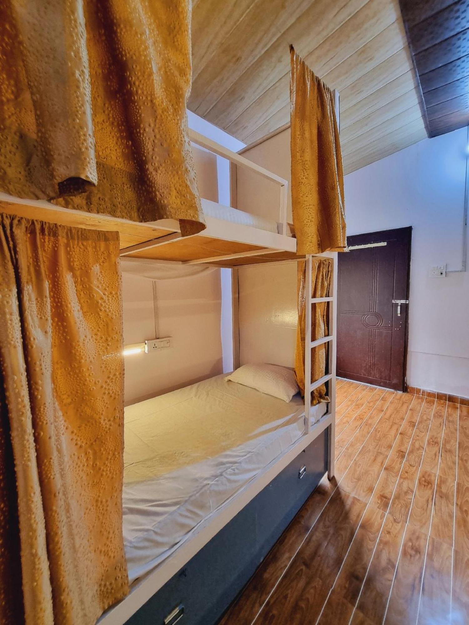 Landlopers Hostel Rishikesh Bagian luar foto