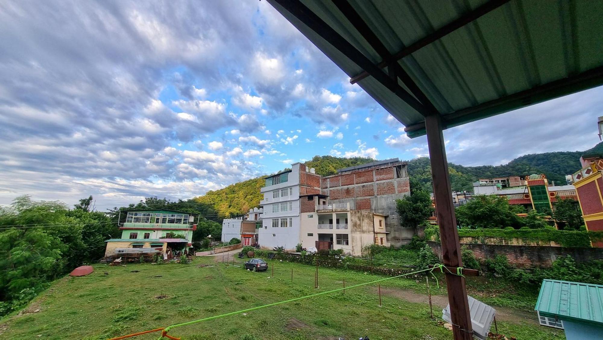 Landlopers Hostel Rishikesh Bagian luar foto
