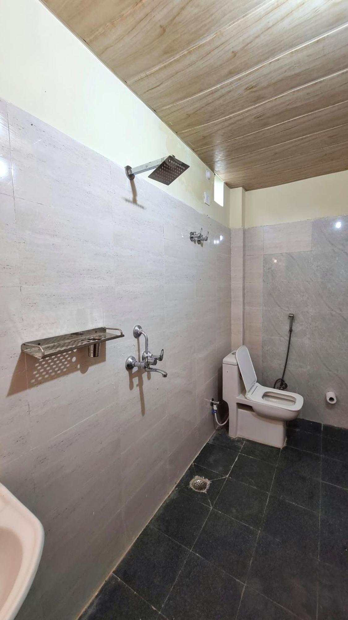 Landlopers Hostel Rishikesh Bagian luar foto