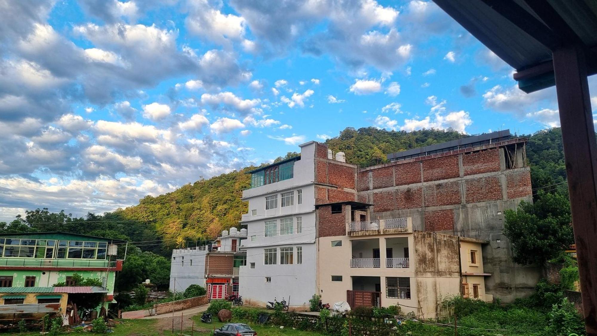 Landlopers Hostel Rishikesh Bagian luar foto