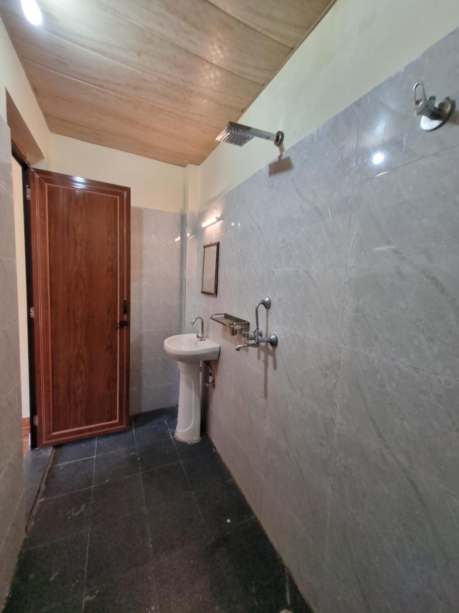 Landlopers Hostel Rishikesh Bagian luar foto