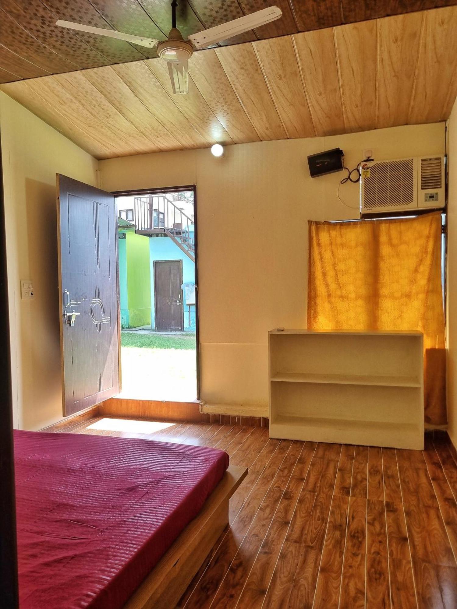 Landlopers Hostel Rishikesh Bagian luar foto