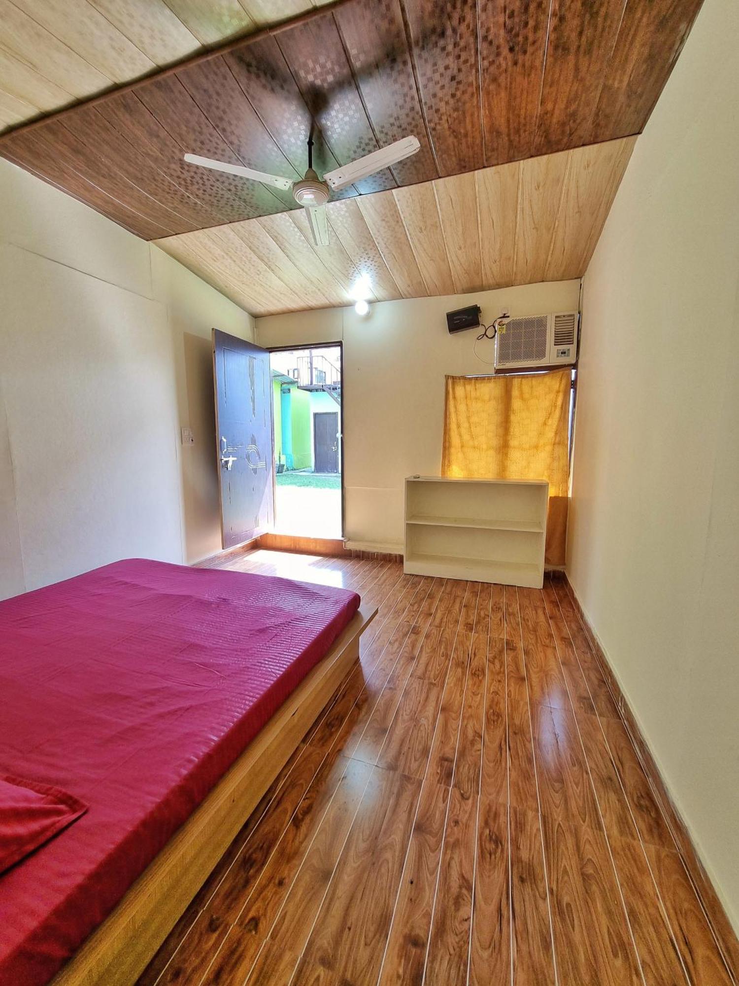 Landlopers Hostel Rishikesh Bagian luar foto