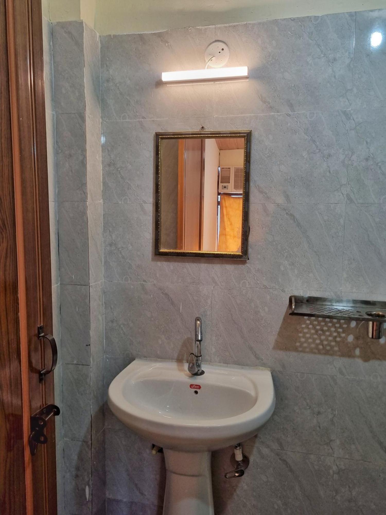 Landlopers Hostel Rishikesh Bagian luar foto