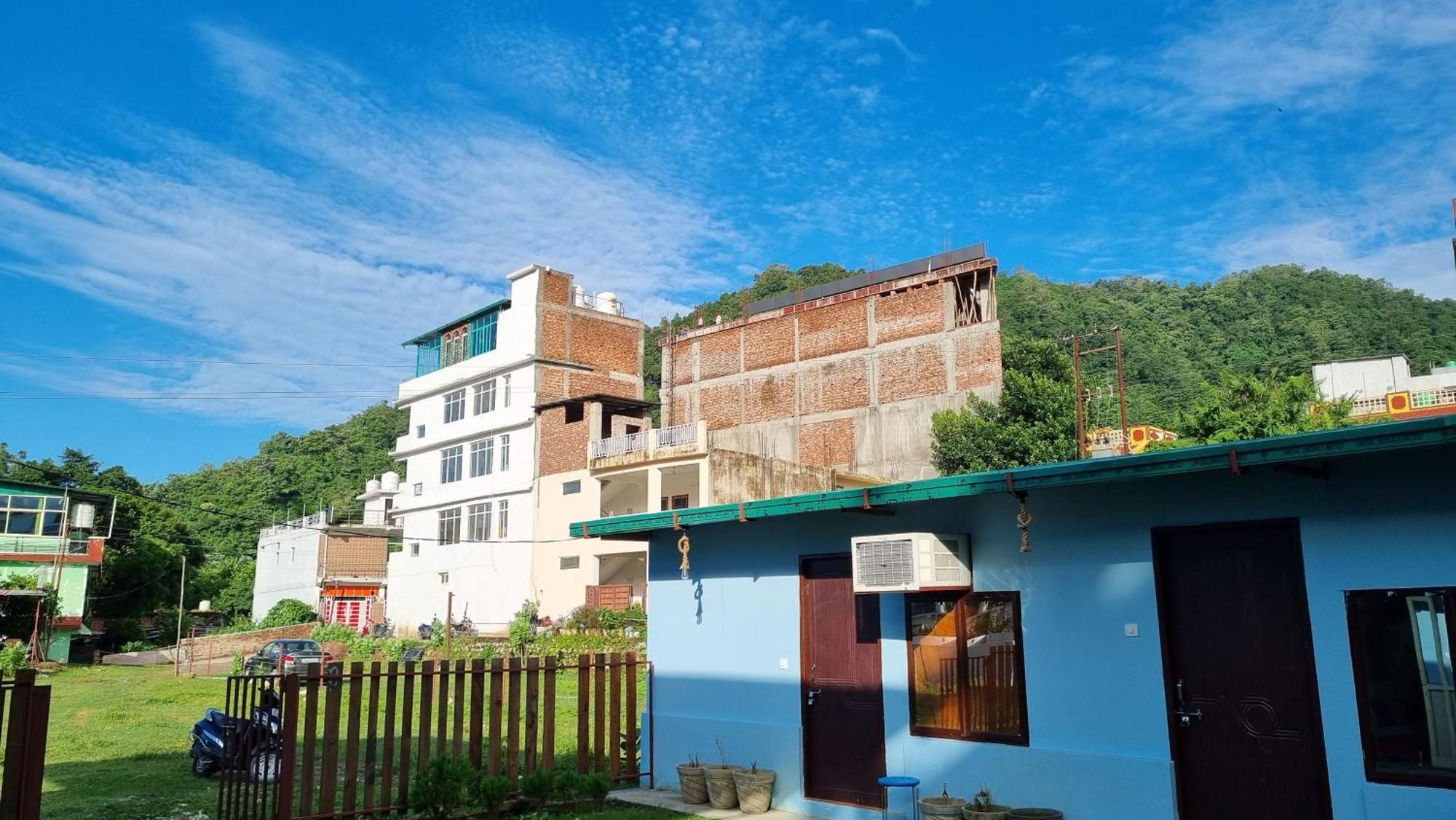 Landlopers Hostel Rishikesh Bagian luar foto