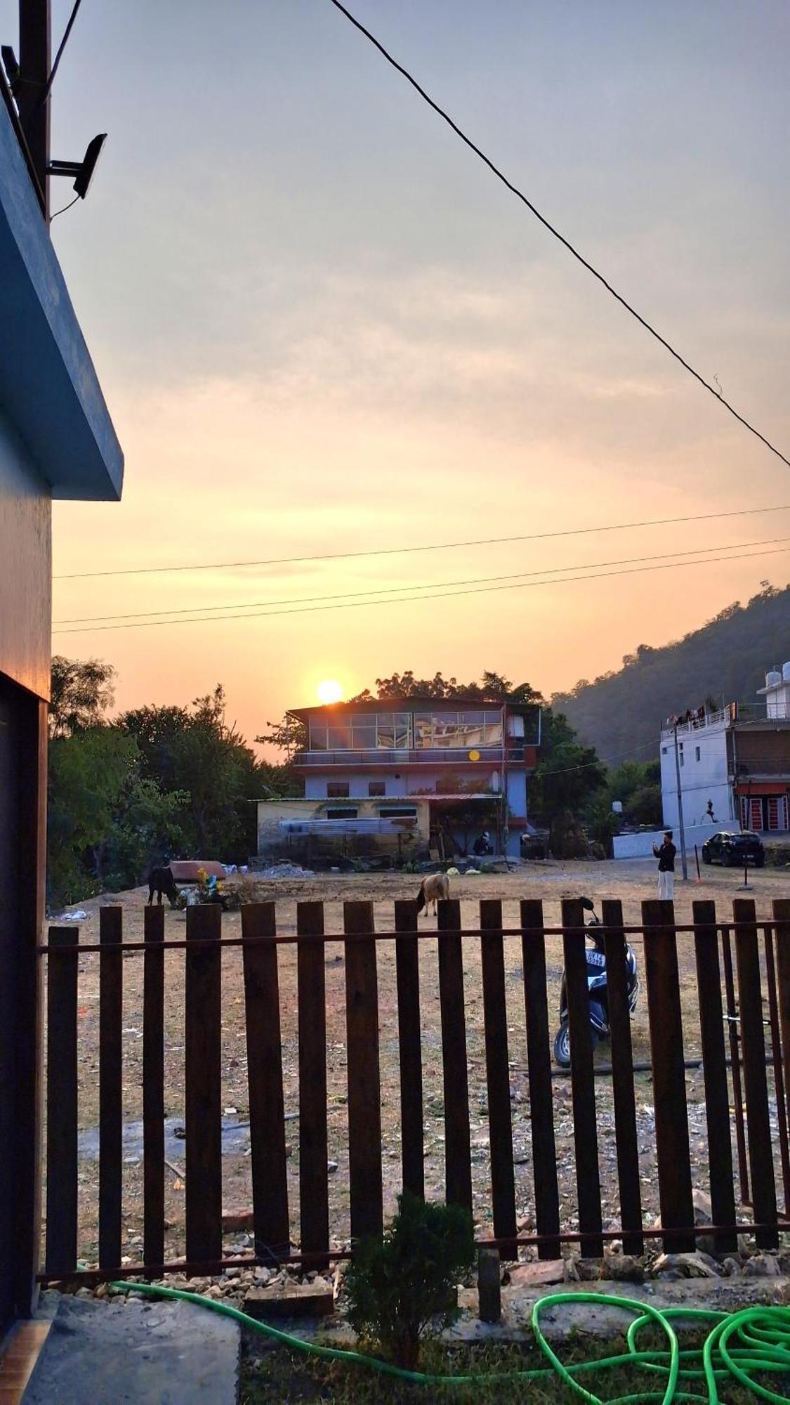 Landlopers Hostel Rishikesh Bagian luar foto