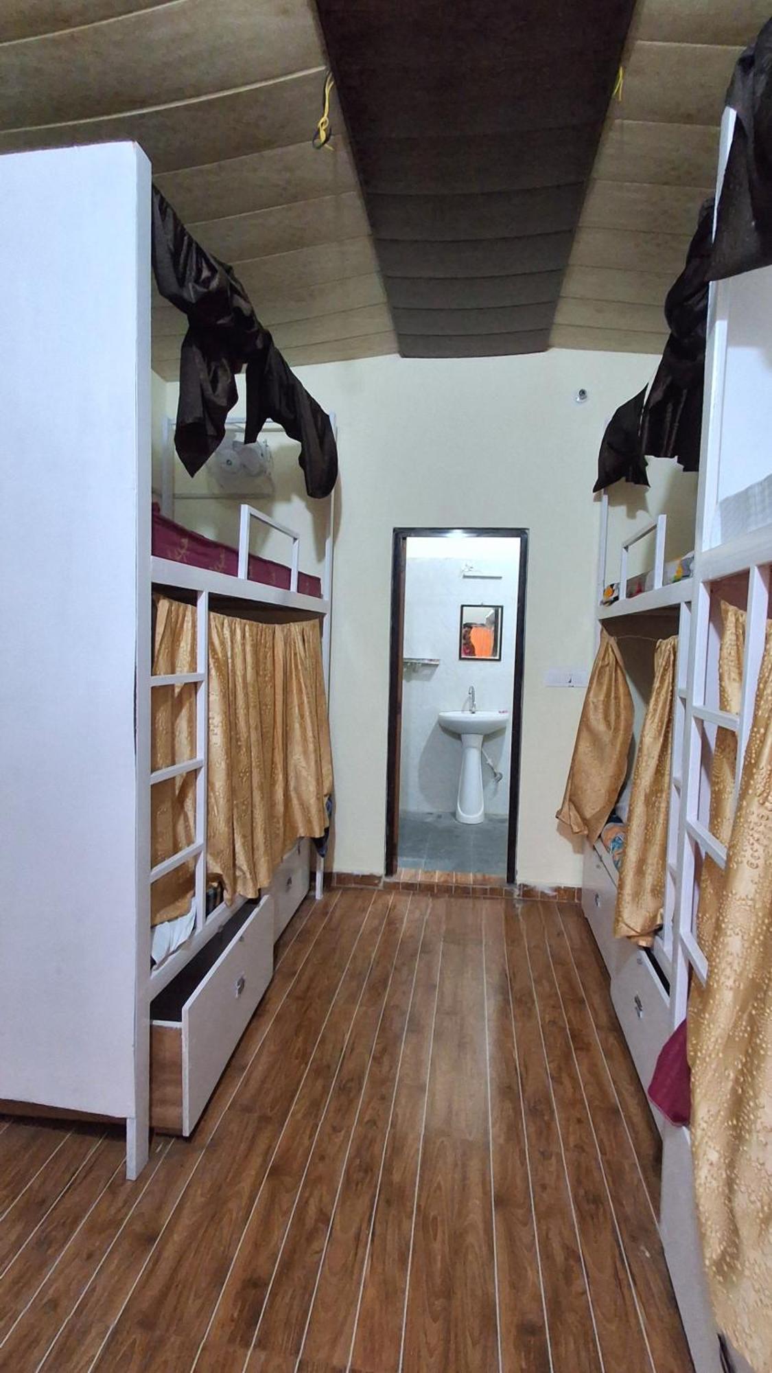 Landlopers Hostel Rishikesh Bagian luar foto