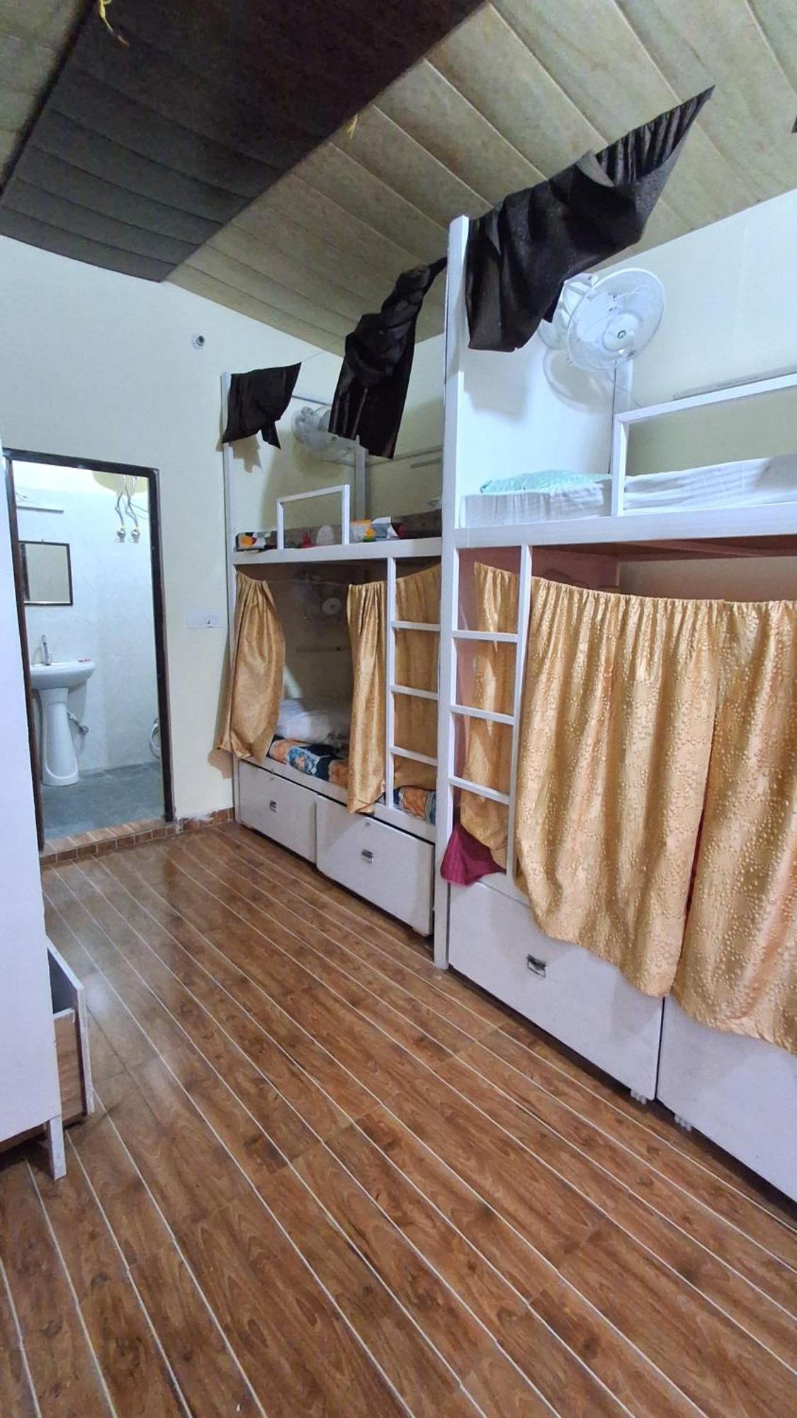 Landlopers Hostel Rishikesh Bagian luar foto