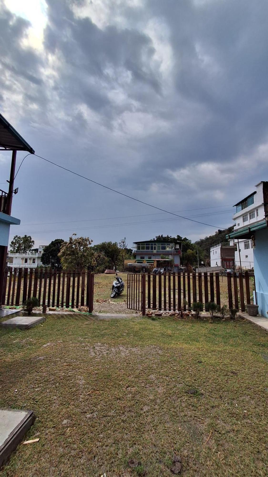Landlopers Hostel Rishikesh Bagian luar foto