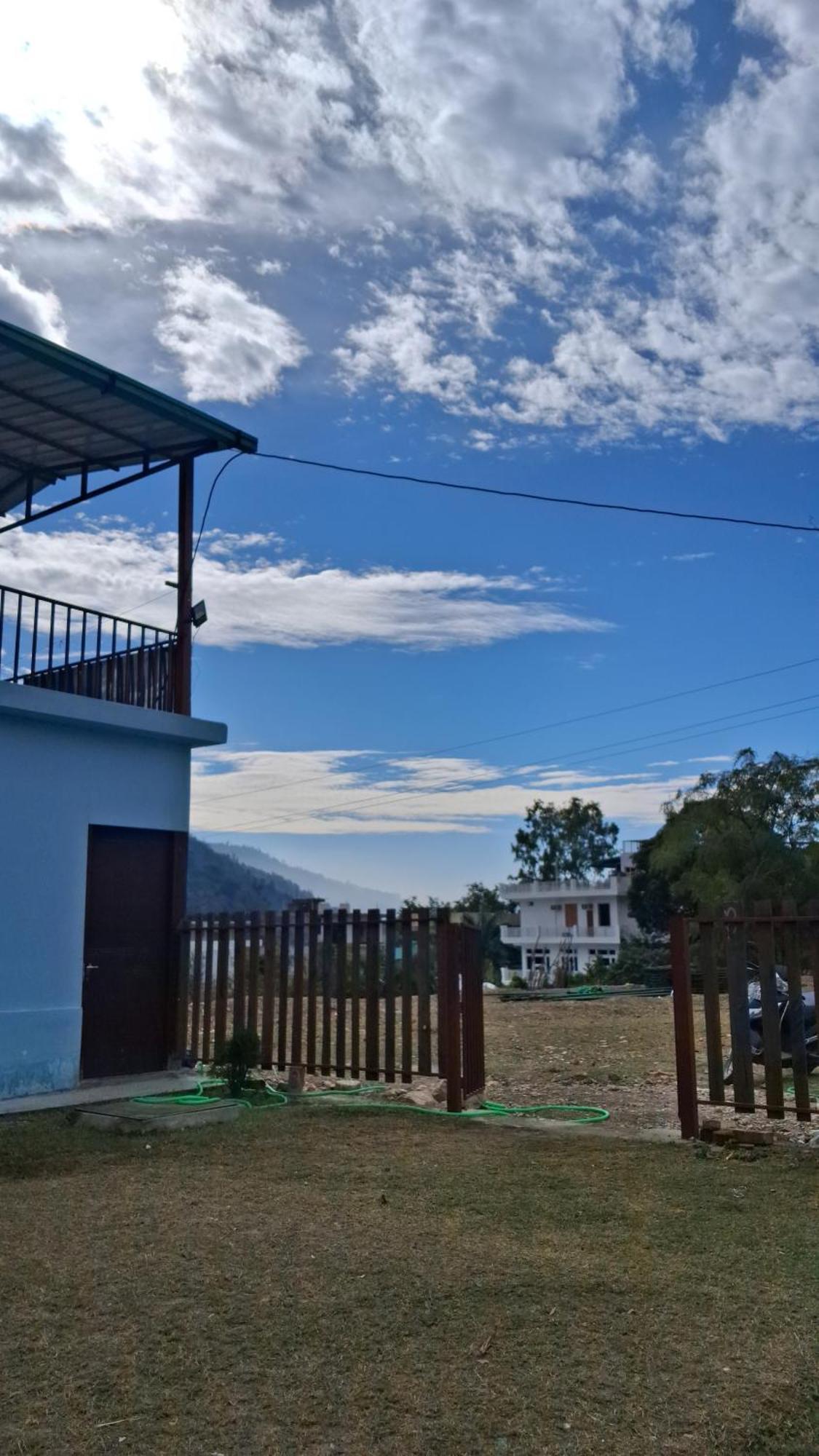 Landlopers Hostel Rishikesh Bagian luar foto