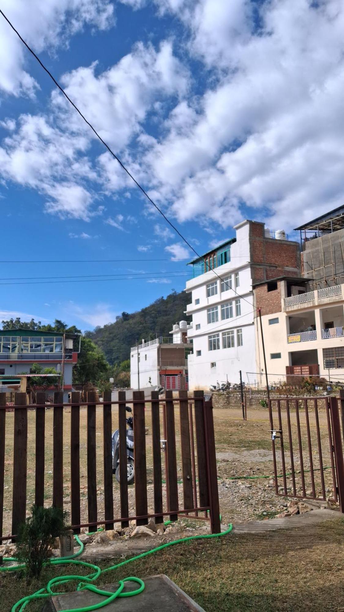 Landlopers Hostel Rishikesh Bagian luar foto