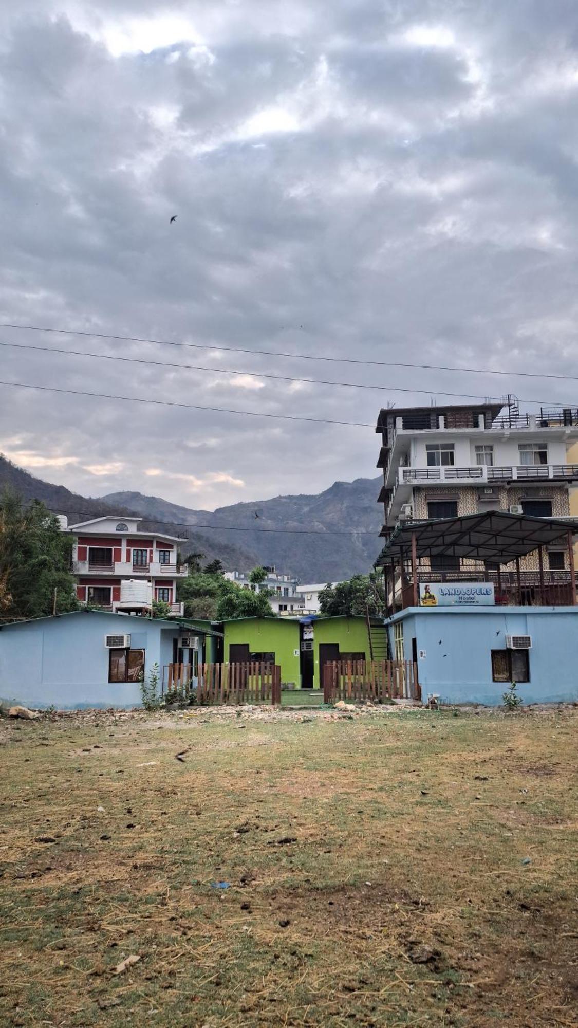 Landlopers Hostel Rishikesh Bagian luar foto