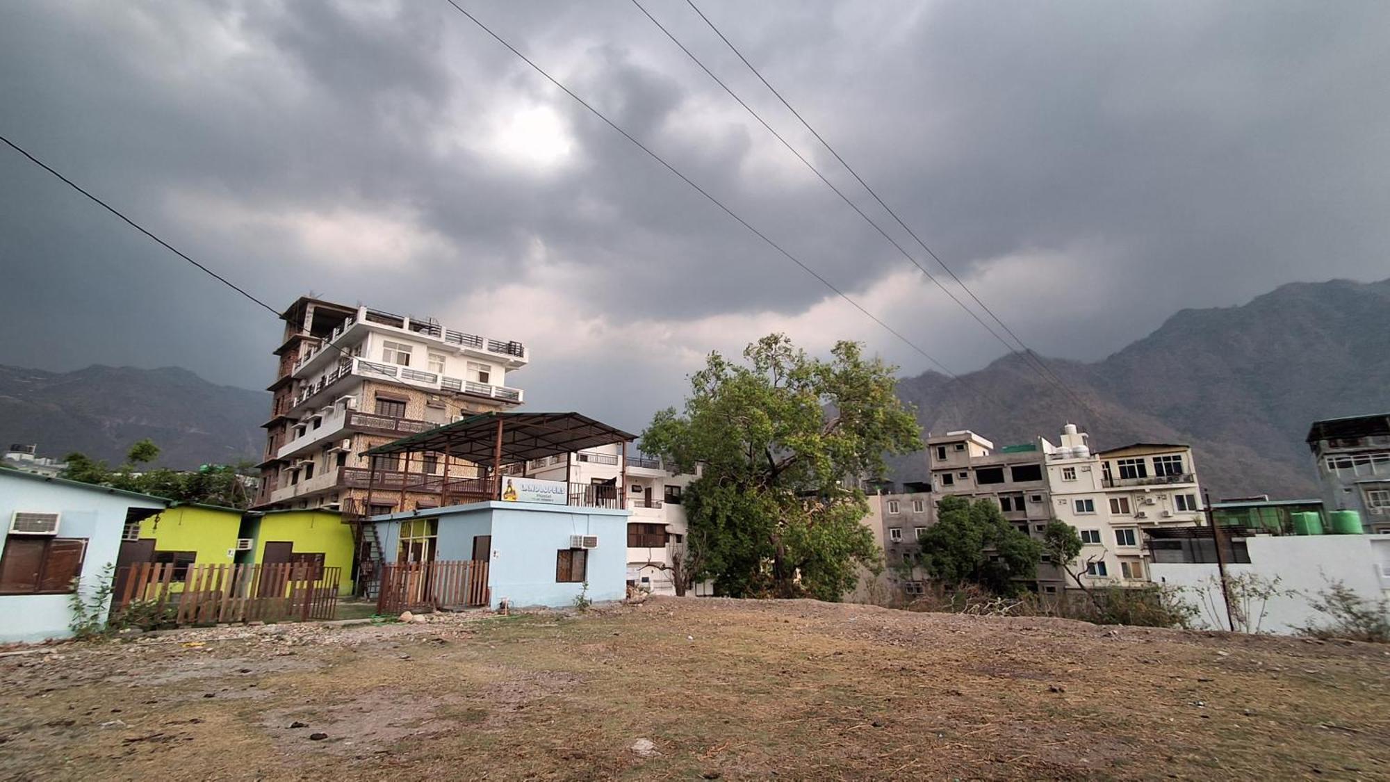 Landlopers Hostel Rishikesh Bagian luar foto